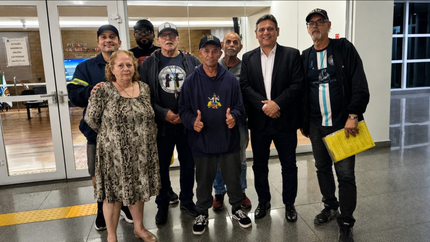 Sérgio Santana com pescadores artesanais na Câmara Municipal de Santos